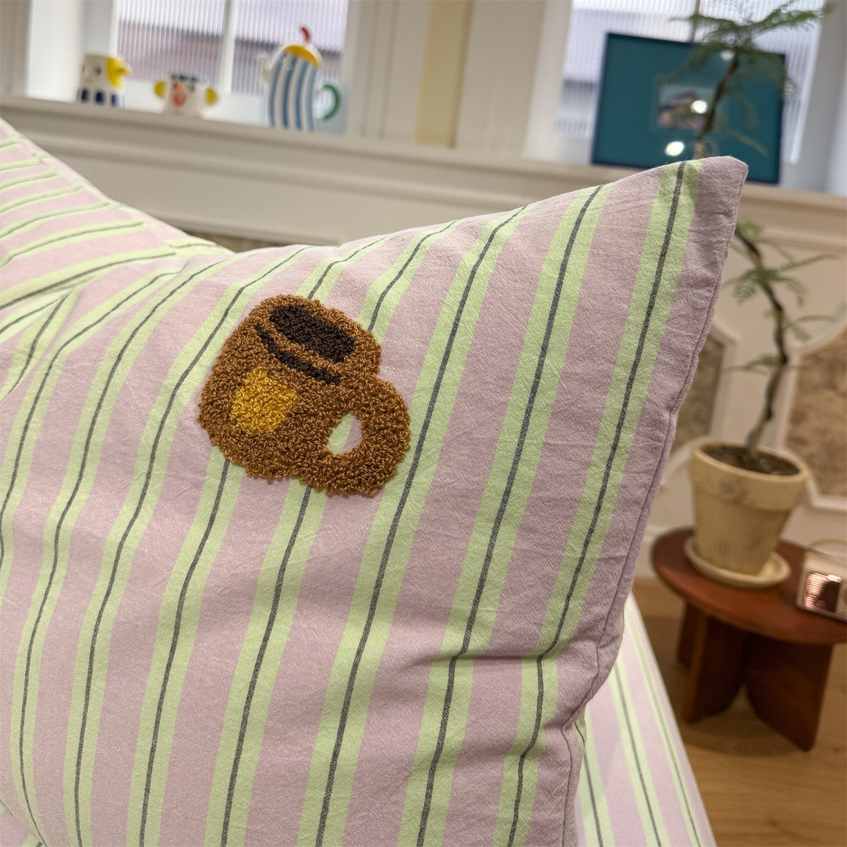 91家纺网 家纺一手货源 找家纺 珺柔家纺 2026新款色织全棉水洗棉毛巾绣床笠 小熊下午茶