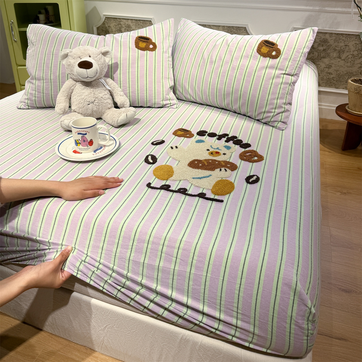 91家纺网 家纺一手货源 找家纺 珺柔家纺 2026新款色织全棉水洗棉毛巾绣床笠 小熊下午茶