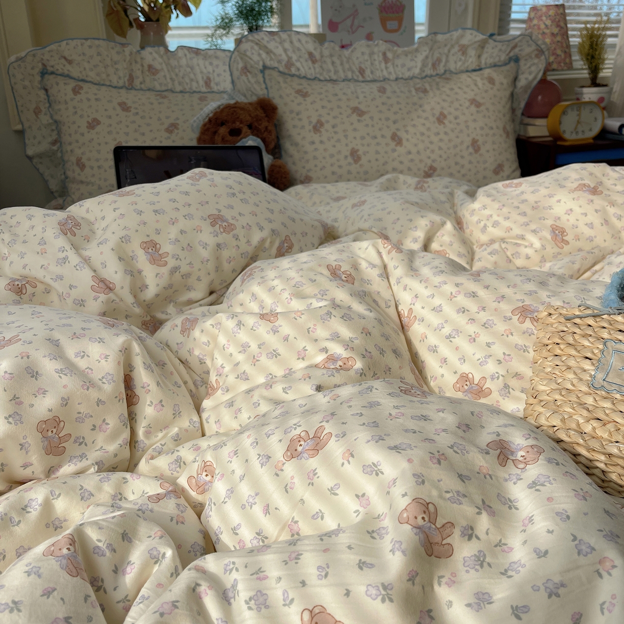 91家纺网 家纺一手货源 找家纺 轻奢坊 2026春夏新款水洗棉密拷花边四件套-春日 春日-碎花熊