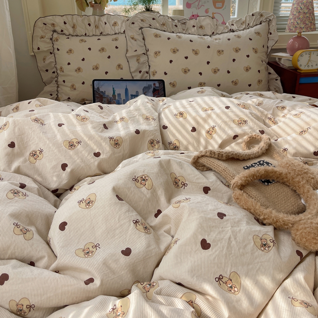 91家纺网 家纺一手货源 找家纺 轻奢坊 2026春夏新款水洗棉密拷花边四件套-春日 春日-咔咔熊