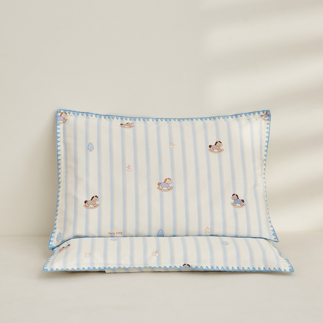 91家纺网 家纺一手货源 找家纺 小桃姐家纺 2026新款全棉纯棉贝壳边三角针单枕套双层纱枕套单件儿童枕套 萌趣木马