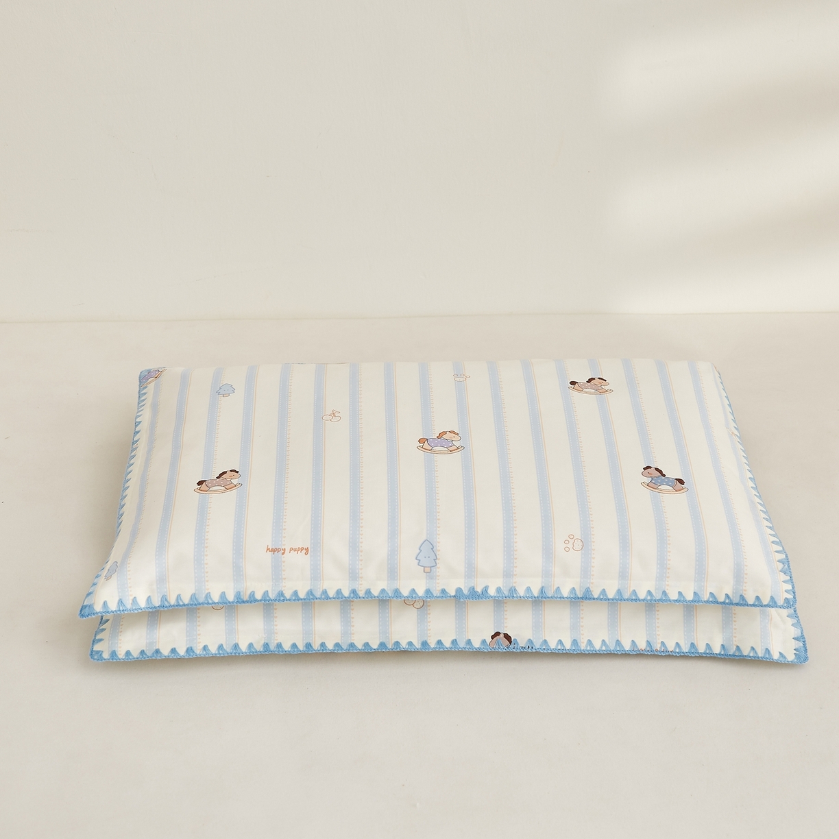 91家纺网 家纺一手货源 找家纺 小桃姐家纺 2026新款全棉纯棉贝壳边三角针单枕套双层纱枕套单件儿童枕套 萌趣木马