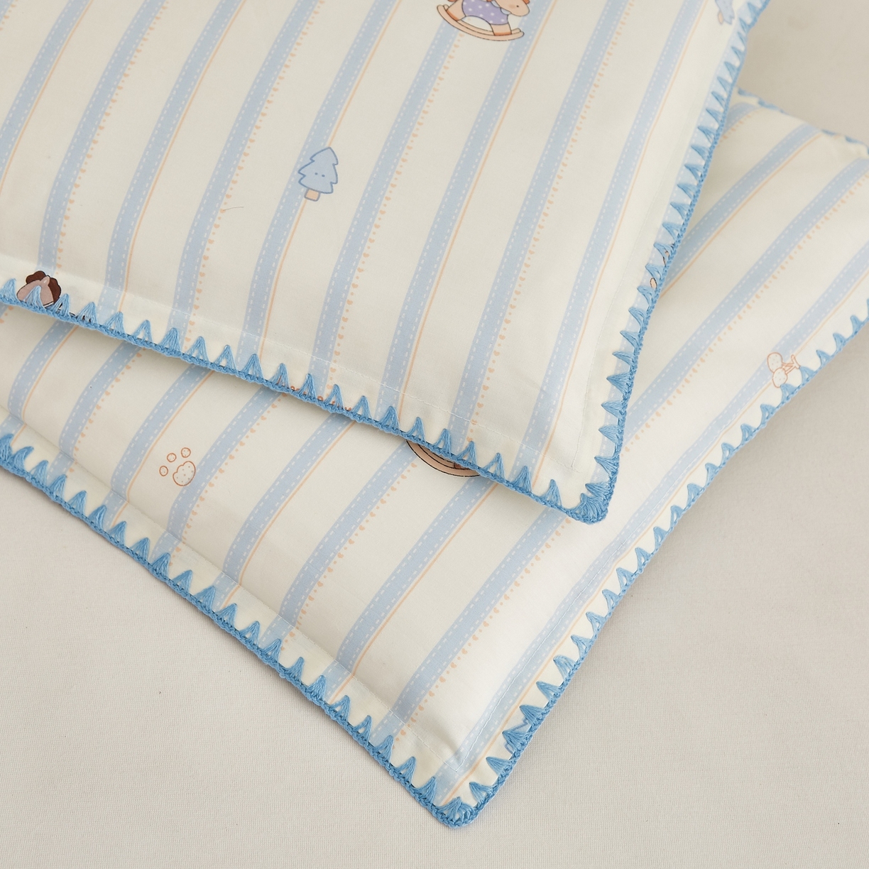 91家纺网 家纺一手货源 找家纺 小桃姐家纺 2026新款全棉纯棉贝壳边三角针单枕套双层纱枕套单件儿童枕套 萌趣木马