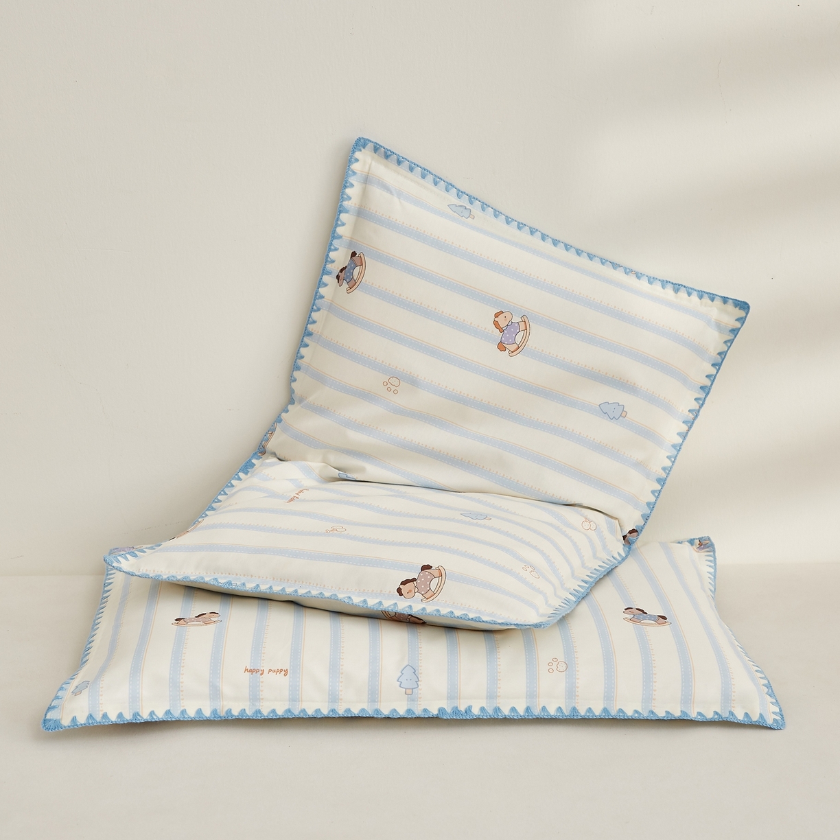 91家纺网 家纺一手货源 找家纺 小桃姐家纺 2026新款全棉纯棉贝壳边三角针单枕套双层纱枕套单件儿童枕套 萌趣木马