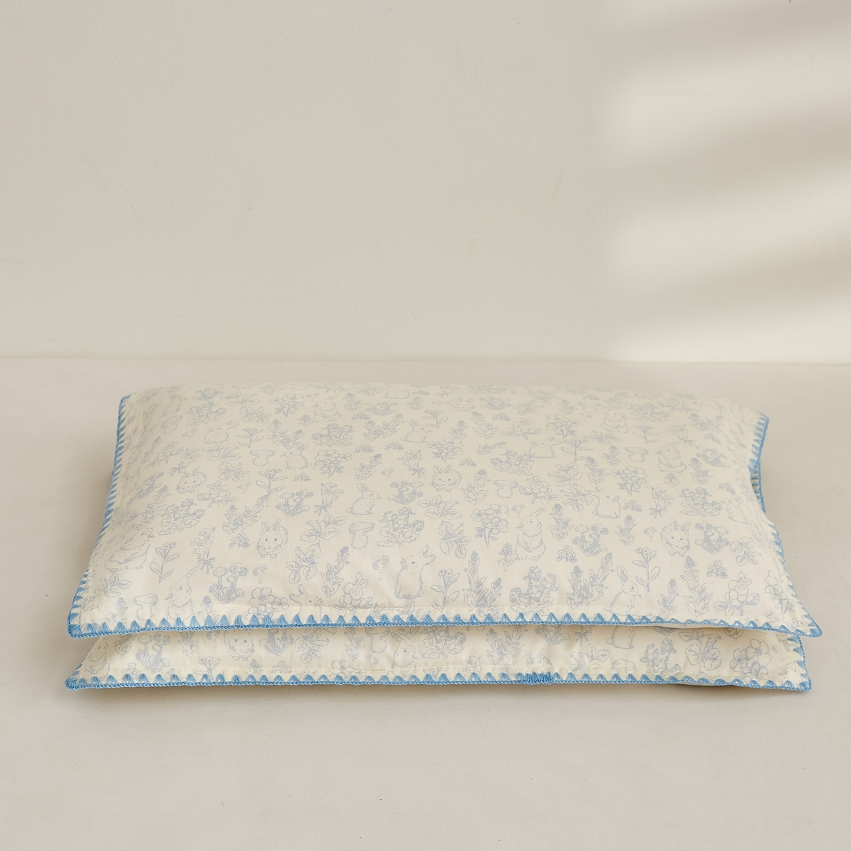 91家纺网 家纺一手货源 找家纺 小桃姐家纺 2026新款全棉纯棉贝壳边三角针单枕套双层纱枕套单件儿童枕套 芋泥兔兔