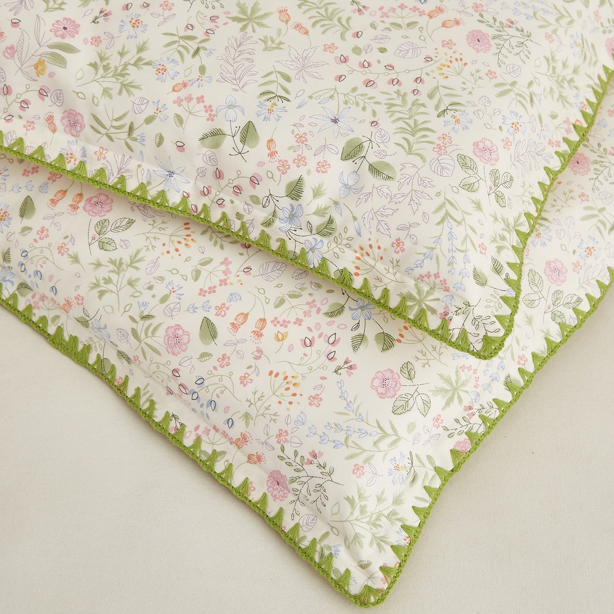 91家纺网 家纺一手货源 找家纺 小桃姐家纺 2026新款全棉纯棉贝壳边三角针单枕套双层纱枕套单件儿童枕套 绿意盎然