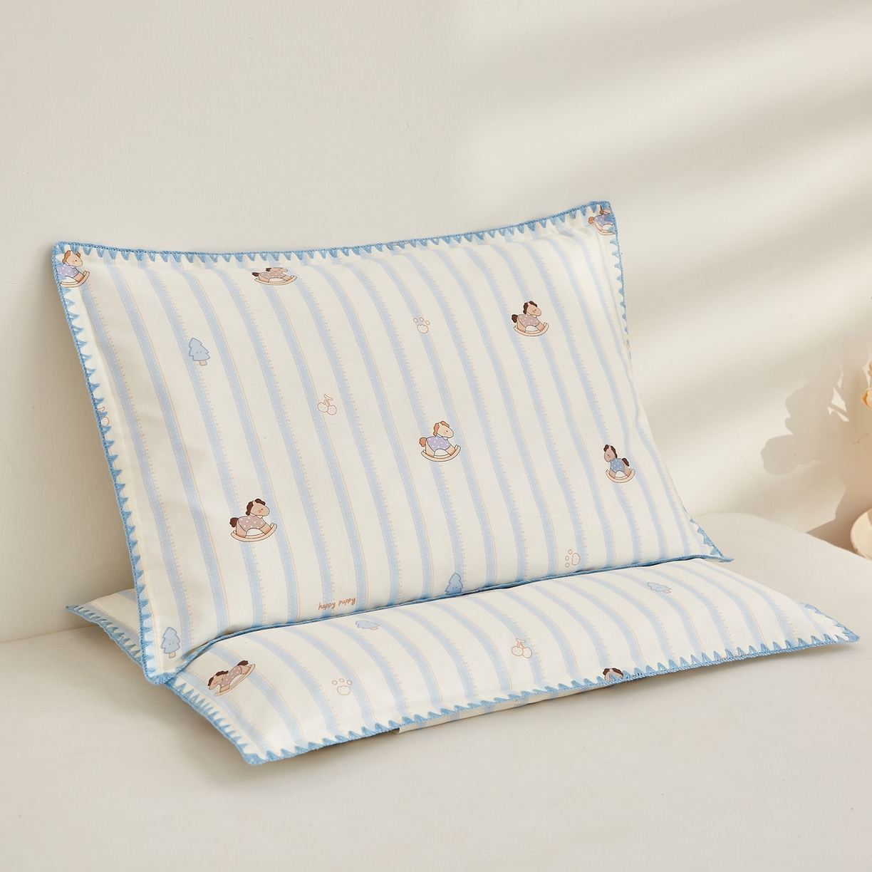 91家纺网 家纺一手货源 找家纺 小桃姐家纺 2026新款全棉纯棉贝壳边三角针单枕套双层纱枕套单件儿童枕套 萌趣木马