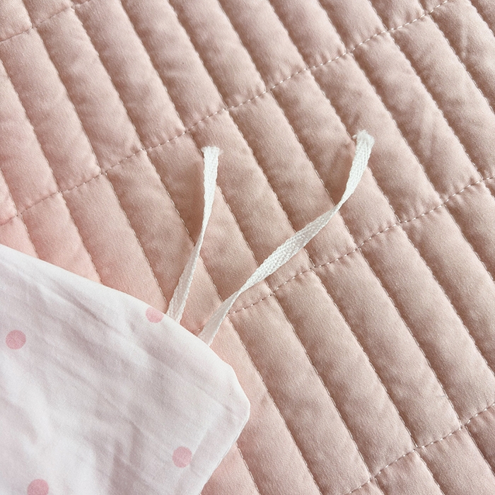 91家纺网 家纺一手货源 找家纺 2026 铠畅新款韩系古法韩国水洗棉仿棉云感棉法式浪漫大花边床盖四件套 粉雾波点