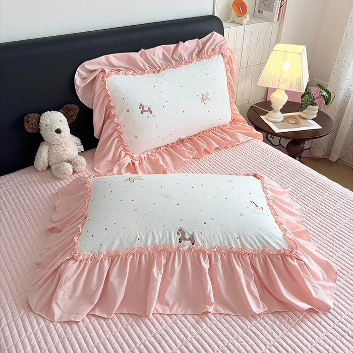 91家纺网 家纺一手货源 找家纺 2026 铠畅新款韩系古法韩国水洗棉仿棉云感棉法式浪漫大花边床盖四件套 桃心木马