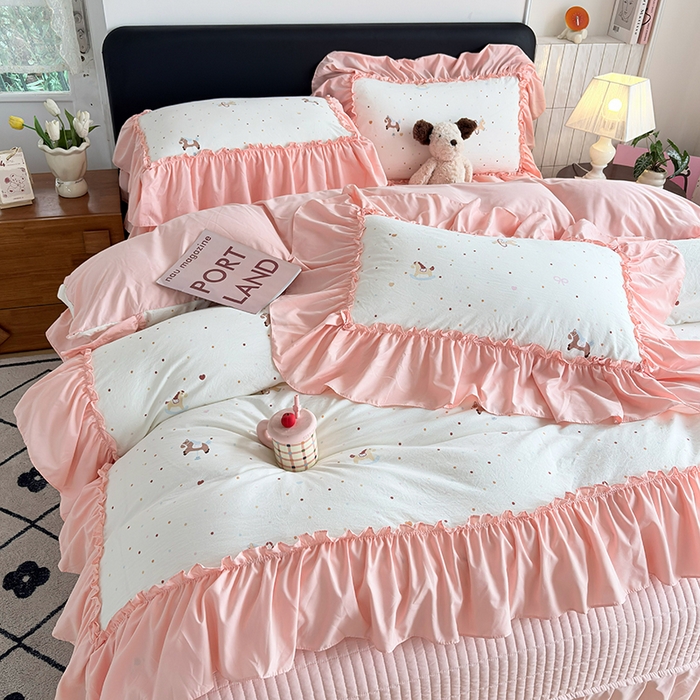 91家纺网 家纺一手货源 找家纺 2026 铠畅新款韩系古法韩国水洗棉仿棉云感棉法式浪漫大花边床盖四件套 桃心木马