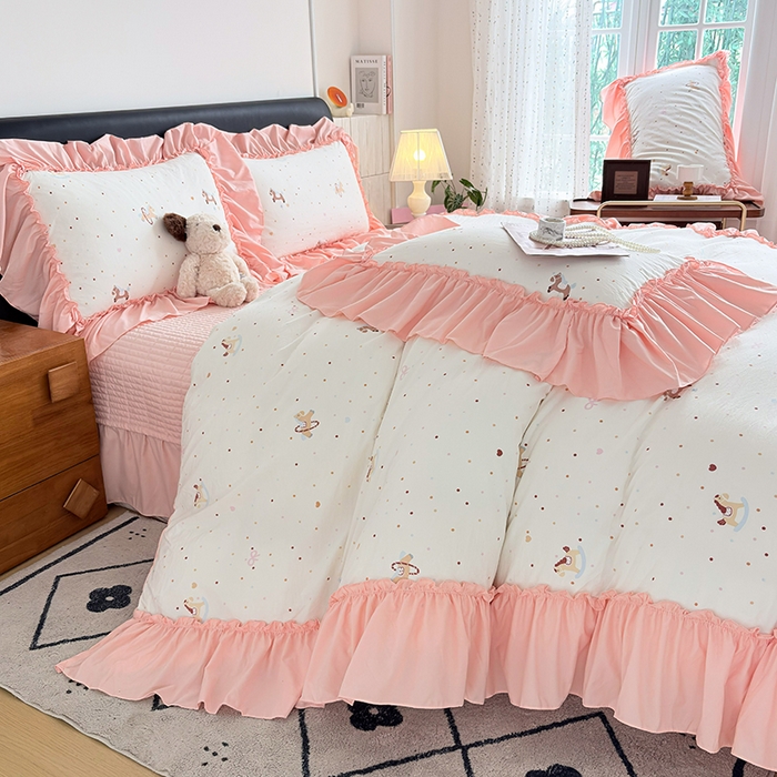 91家纺网 家纺一手货源 找家纺 2026 铠畅新款韩系古法韩国水洗棉仿棉云感棉法式浪漫大花边床盖四件套 桃心木马