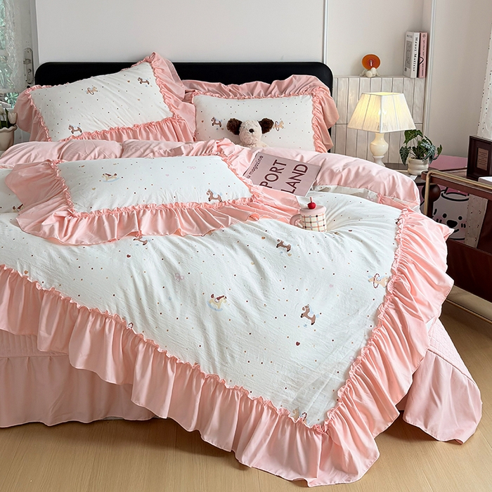 91家纺网 家纺一手货源 找家纺 2026 铠畅新款韩系古法韩国水洗棉仿棉云感棉法式浪漫大花边床盖四件套 桃心木马