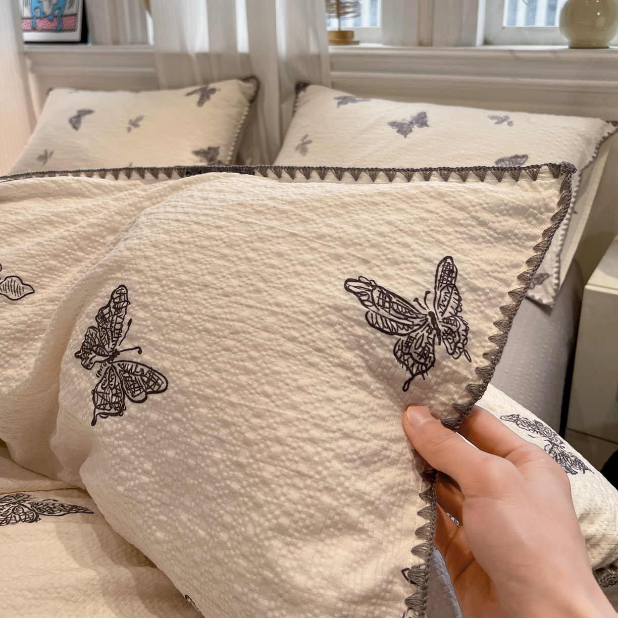 91家纺网 家纺一手货源 找家纺 一比一家纺 2026新款云感泡芙棉小清新印花贝壳边四件套 黑白蝴蝶