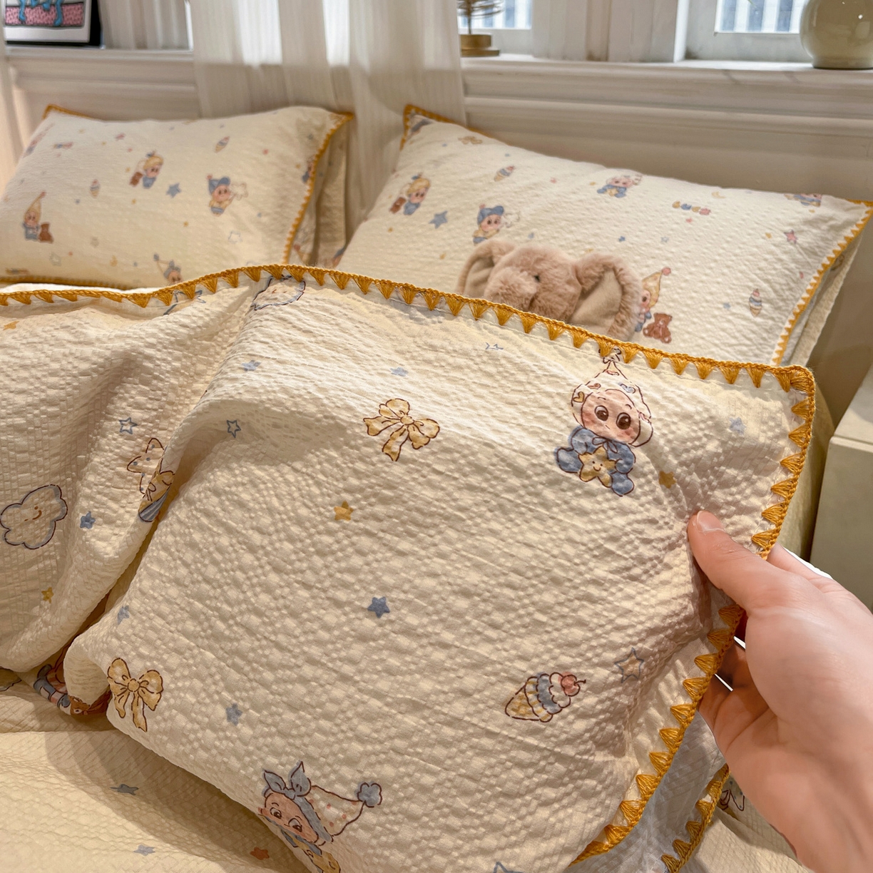 91家纺网 家纺一手货源 找家纺 一比一家纺 2026新款云感泡芙棉小清新印花贝壳边四件套 摇摇星人