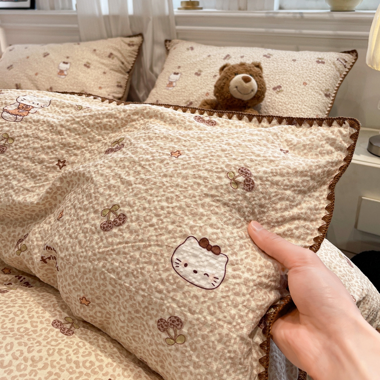 91家纺网 家纺一手货源 找家纺 一比一家纺 2026新款云感泡芙棉小清新印花贝壳边四件套 豹纹凯蒂