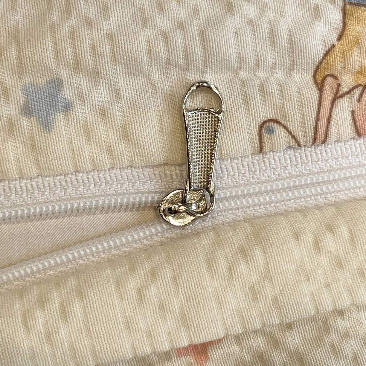 91家纺网 家纺一手货源 找家纺 一比一家纺 2026新款云感泡芙棉小清新印花贝壳边四件套 摇摇星人