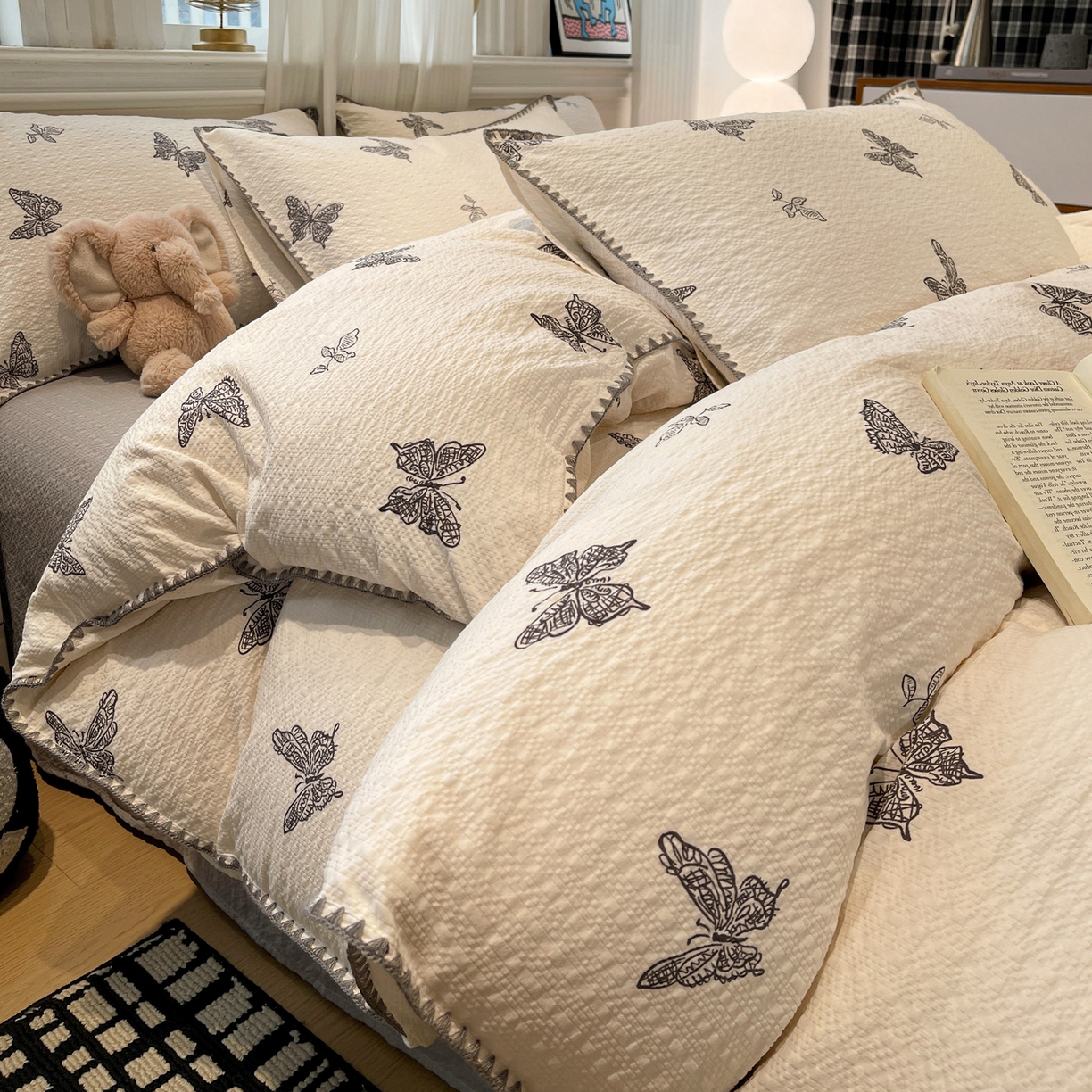 91家纺网 家纺一手货源 找家纺 一比一家纺 2026新款云感泡芙棉小清新印花贝壳边四件套 黑白蝴蝶