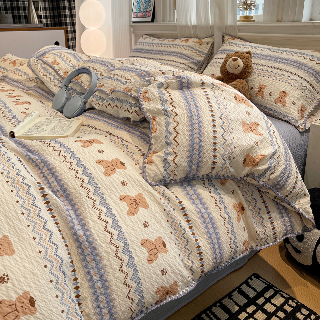 91家纺网 家纺一手货源 找家纺 一比一家纺 2026新款云感泡芙棉小清新印花贝壳边四件套 萌趣小熊