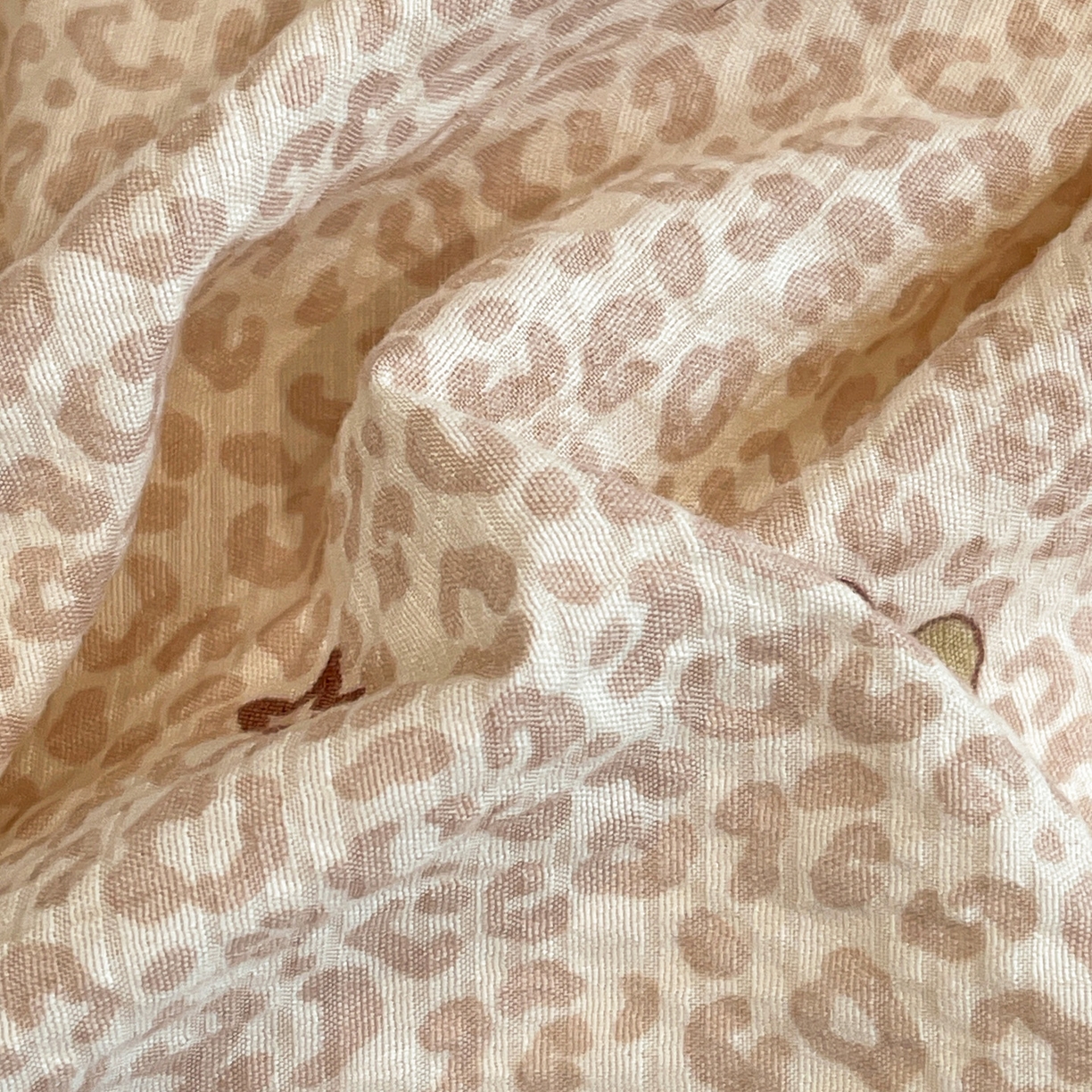 91家纺网 家纺一手货源 找家纺 一比一家纺 2026新款云感泡芙棉小清新印花贝壳边四件套 豹纹凯蒂