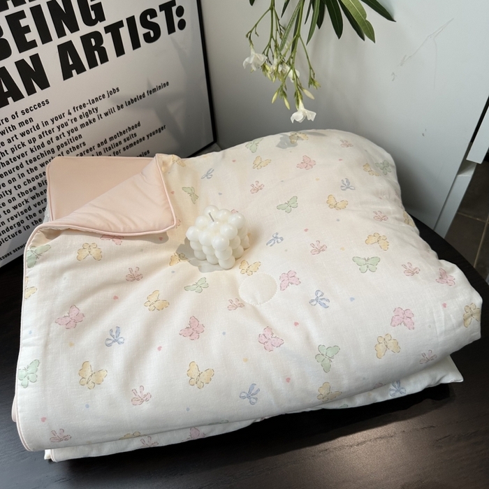 91家纺网 家纺一手货源 找家纺 （总）麦伦家居 2025春夏新款冰纱夏被夏凉被空调被系列二,彩蝶,彩虹条,春意,粉格蝴蝶结,赫本小姐,花茶粉,卷毛狗,帽子小熊,莓莓芝士粉,水果派,西瓜猫,夏日冰激凌,小红帽,小萝卜,小星星,休闲午后蓝,枕边话,樱桃小猫咪,方格蓝