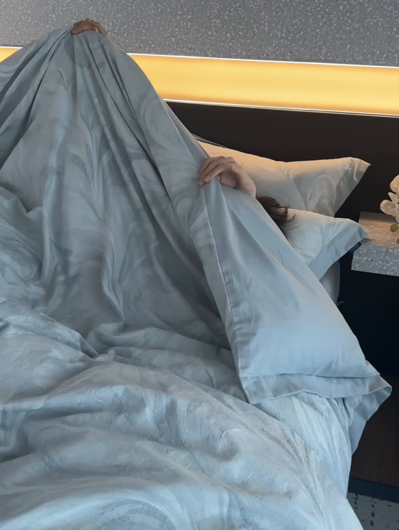 91家纺网 家纺一手货源 找家纺 宜代光年 2026新款亚麻大提花贡缎磨毛（拼角款）四件套系列 云千-鲜蓝