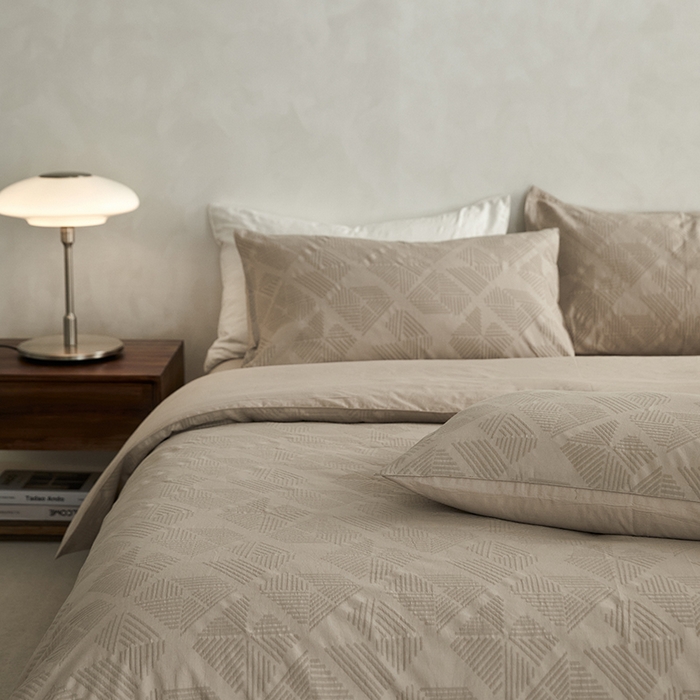 91家纺网 家纺一手货源 找家纺 宜代光年 2026新款全棉纯棉60S水洗棉三层纱色织提花四件套系列（经典保留花型） 卡曼