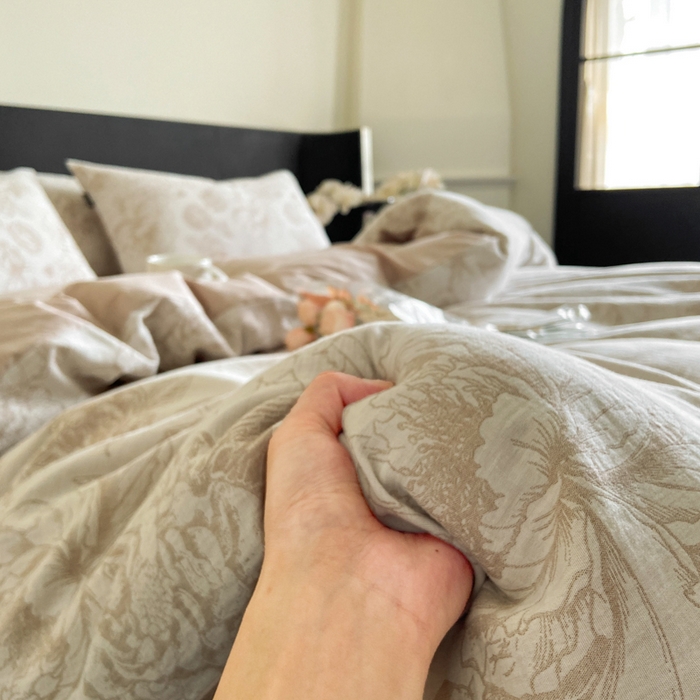 91家纺网 家纺一手货源 找家纺 宜代光年 2026新款全棉纯棉60S水洗棉三层纱色织提花四件套系列（经典保留花型） 牡丹-咖