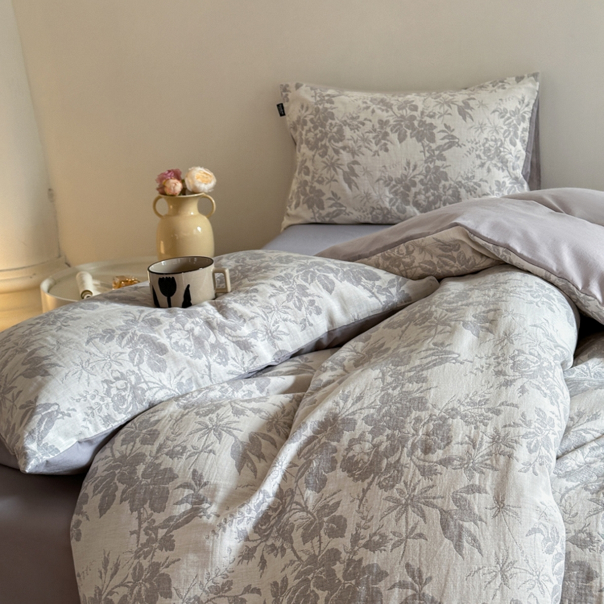 91家纺网 家纺一手货源 找家纺 宜代光年 2026新款全棉纯棉60S水洗棉三层纱色织提花四件套系列（经典保留花型） 繁花-灰