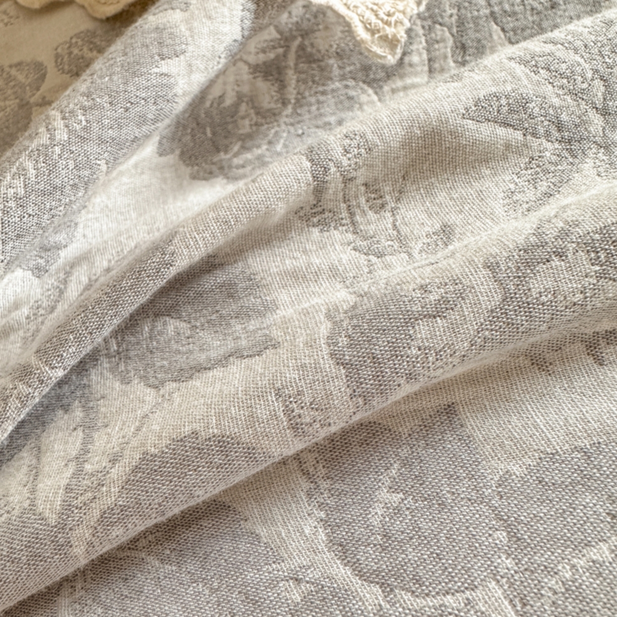 91家纺网 家纺一手货源 找家纺 宜代光年 2026新款全棉纯棉60S水洗棉三层纱色织提花四件套系列（经典保留花型） 繁花-灰