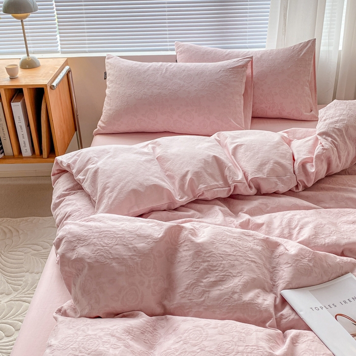 91家纺网 家纺一手货源 找家纺 宜代光年 2026新款全棉纯棉60S水洗棉三层纱色织提花四件套系列（经典保留花型） 玫瑰粉