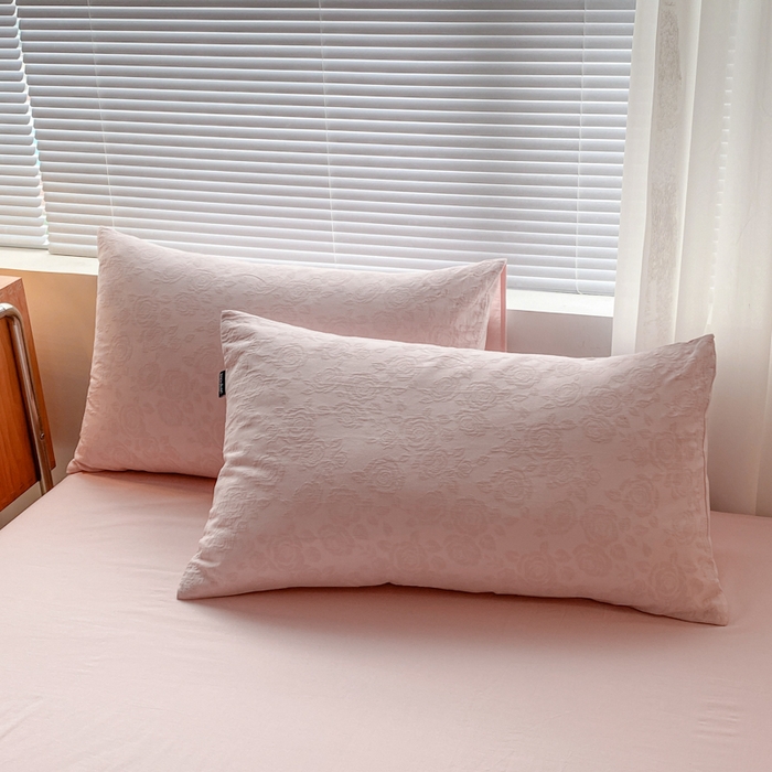 91家纺网 家纺一手货源 找家纺 宜代光年 2026新款全棉纯棉60S水洗棉三层纱色织提花四件套系列（经典保留花型） 玫瑰粉