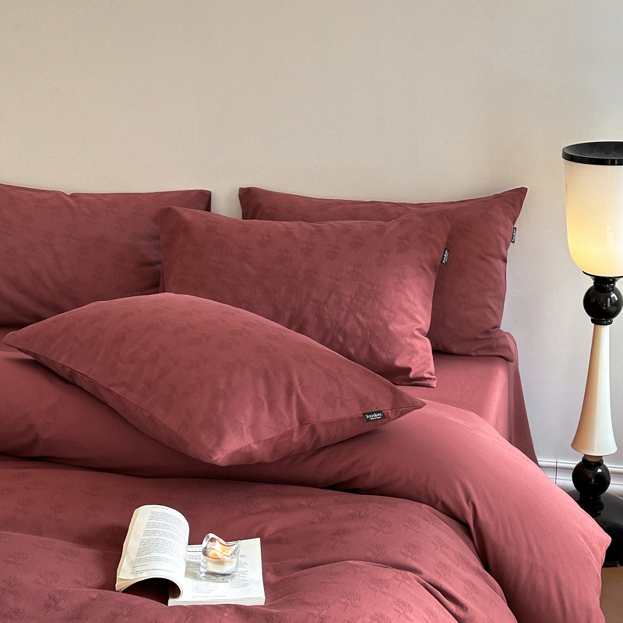 91家纺网 家纺一手货源 找家纺 宜代光年 2026新款全棉纯棉60S水洗棉三层纱色织提花四件套系列（经典保留花型） 玫瑰佳人-红