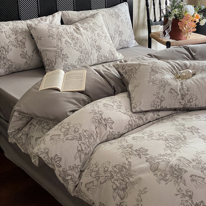 91家纺网 家纺一手货源 找家纺 宜代光年 2026新款全棉纯棉60S水洗棉三层纱色织提花四件套系列（经典保留花型） 执笔水墨-灰