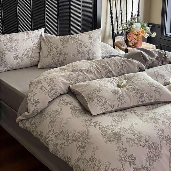 91家纺网 家纺一手货源 找家纺 宜代光年 2026新款全棉纯棉60S水洗棉三层纱色织提花四件套系列（经典保留花型） 执笔水墨-灰