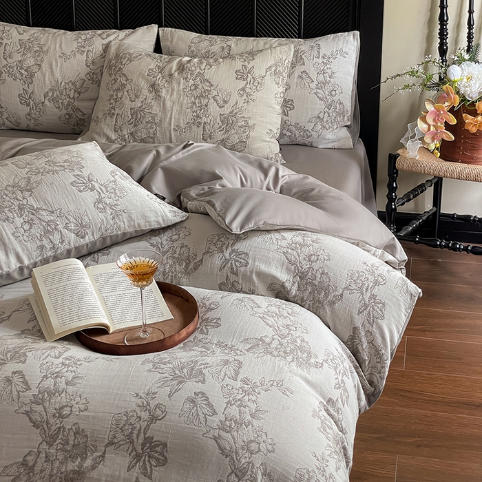 91家纺网 家纺一手货源 找家纺 宜代光年 2026新款全棉纯棉60S水洗棉三层纱色织提花四件套系列（经典保留花型） 执笔水墨-灰