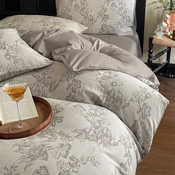 91家纺网 家纺一手货源 找家纺 宜代光年 2026新款全棉纯棉60S水洗棉三层纱色织提花四件套系列（经典保留花型） 执笔水墨-灰