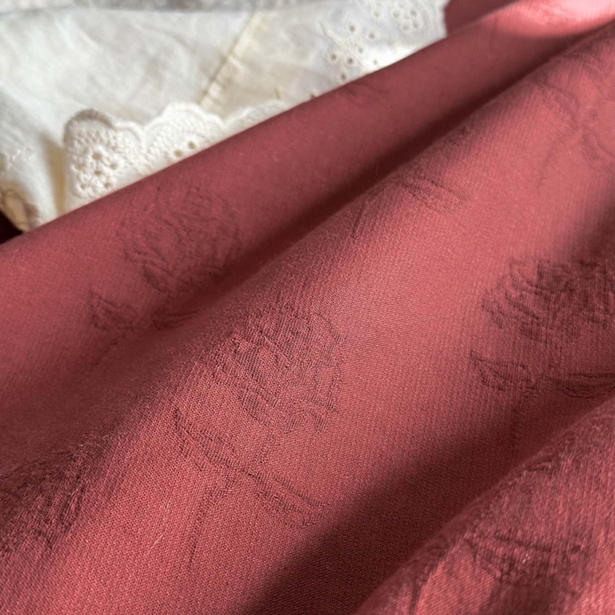 91家纺网 家纺一手货源 找家纺 宜代光年 2026新款全棉纯棉60S水洗棉三层纱色织提花四件套系列（经典保留花型） 玫瑰佳人-红