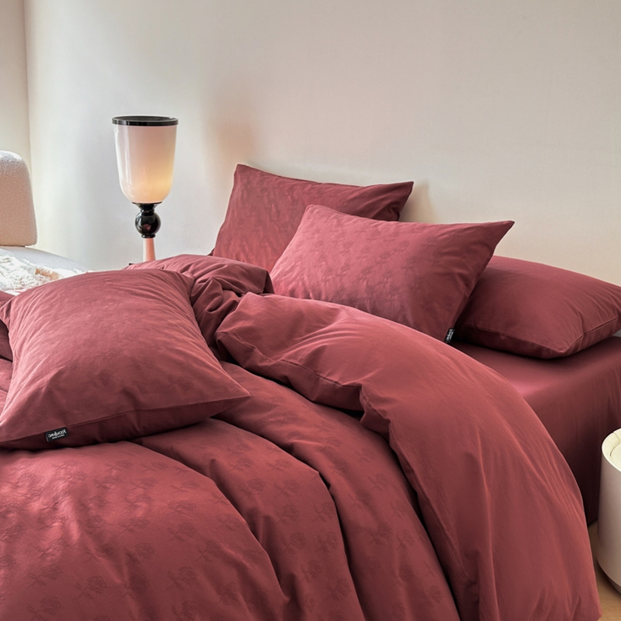 91家纺网 家纺一手货源 找家纺 宜代光年 2026新款全棉纯棉60S水洗棉三层纱色织提花四件套系列（经典保留花型） 玫瑰佳人-红