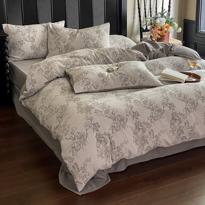 91家纺网 家纺一手货源 找家纺 宜代光年 2026新款全棉纯棉60S水洗棉三层纱色织提花四件套系列（经典保留花型） 执笔水墨-灰