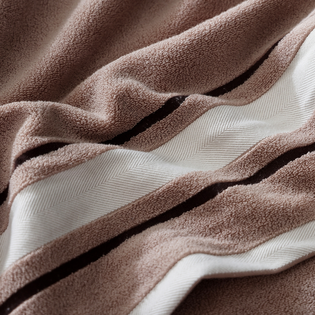 91家纺网 家纺一手货源 找家纺 朴尔家纺-毛巾被 2026新款素边全棉缎档加大加厚浴巾 浮柔咖 90*180cm