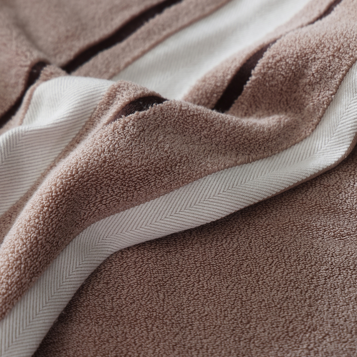 91家纺网 家纺一手货源 找家纺 朴尔家纺-毛巾被 2026新款素边全棉缎档加大加厚浴巾 浮柔咖 90*180cm