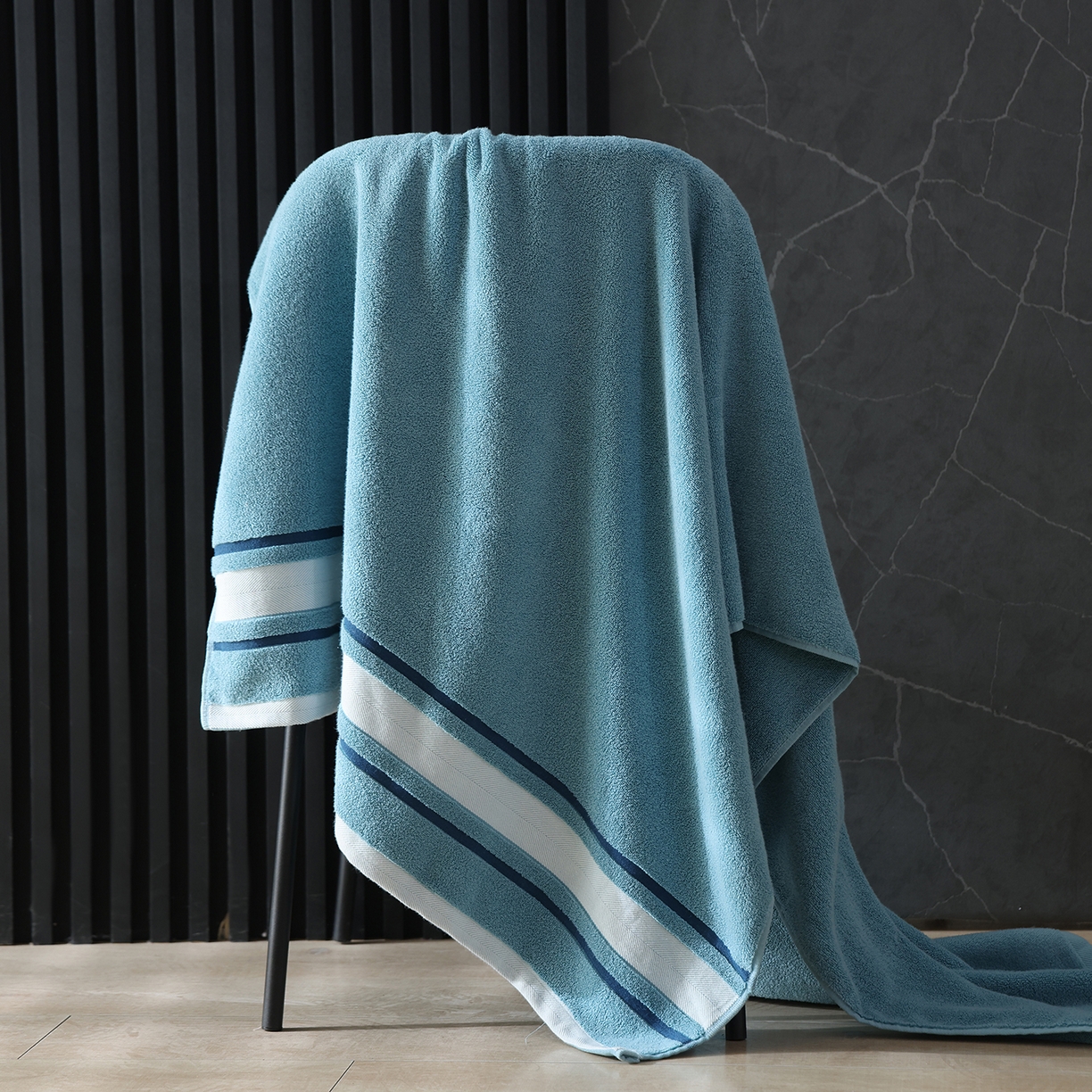 91家纺网 家纺一手货源 找家纺 朴尔家纺-毛巾被 2026新款素边全棉缎档加大加厚浴巾 静郁蓝 90*180cm