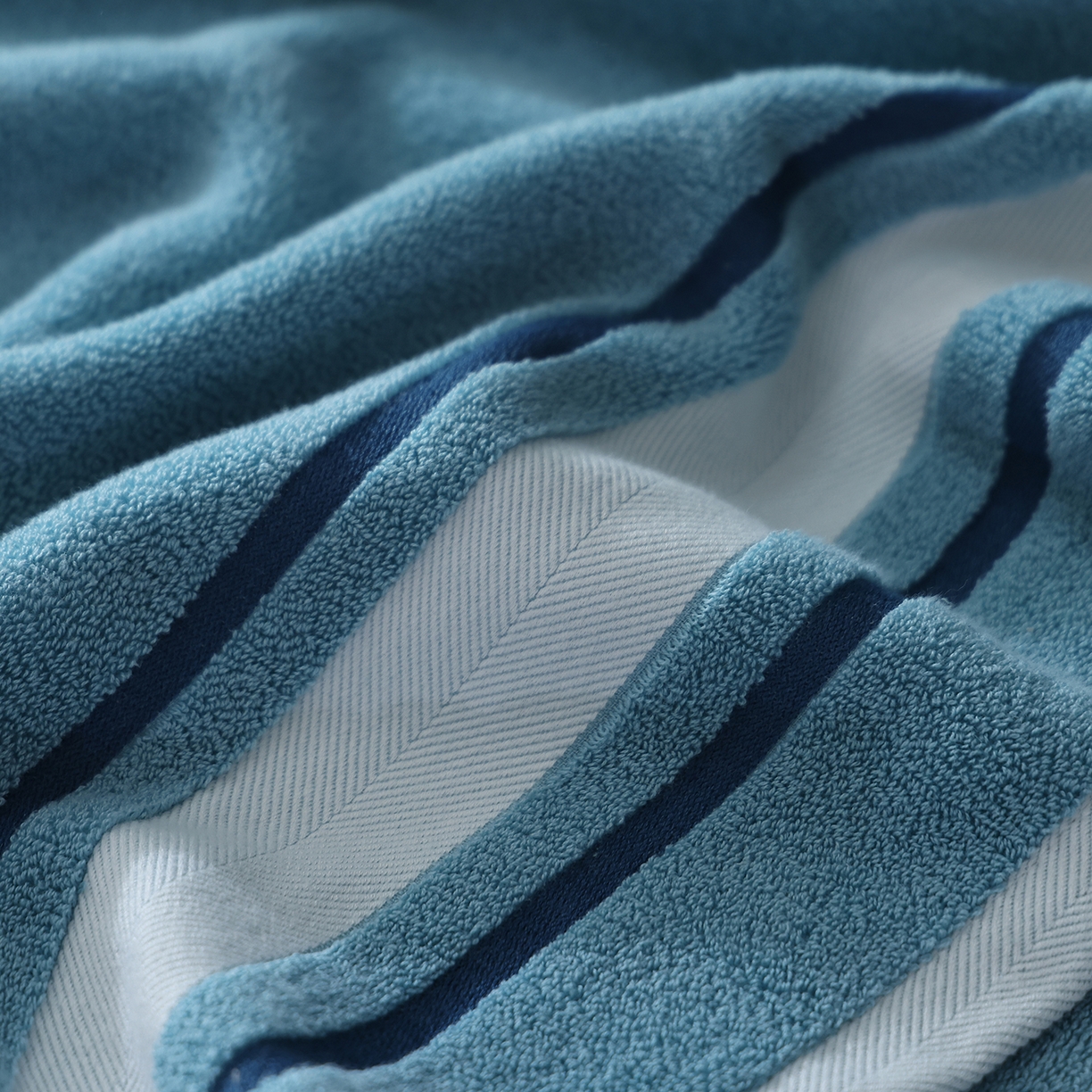 91家纺网 家纺一手货源 找家纺 朴尔家纺-毛巾被 2026新款素边全棉缎档加大加厚浴巾 静郁蓝 90*180cm