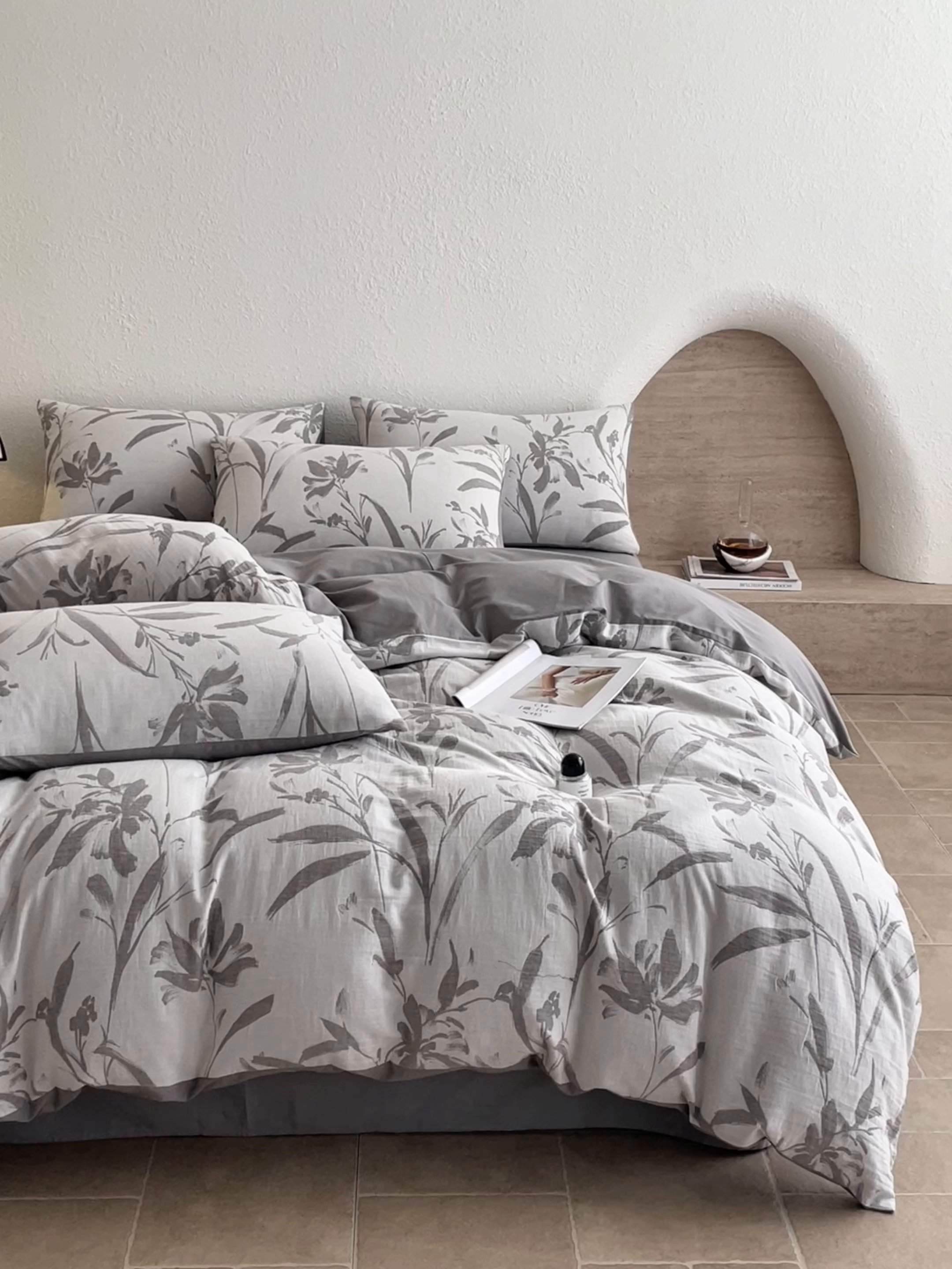 91家纺网 家纺一手货源 找家纺 宜代光年 2026新款全棉纯棉60S水洗棉三层纱色织提花四件套系列（经典保留花型） 林逾静-灰