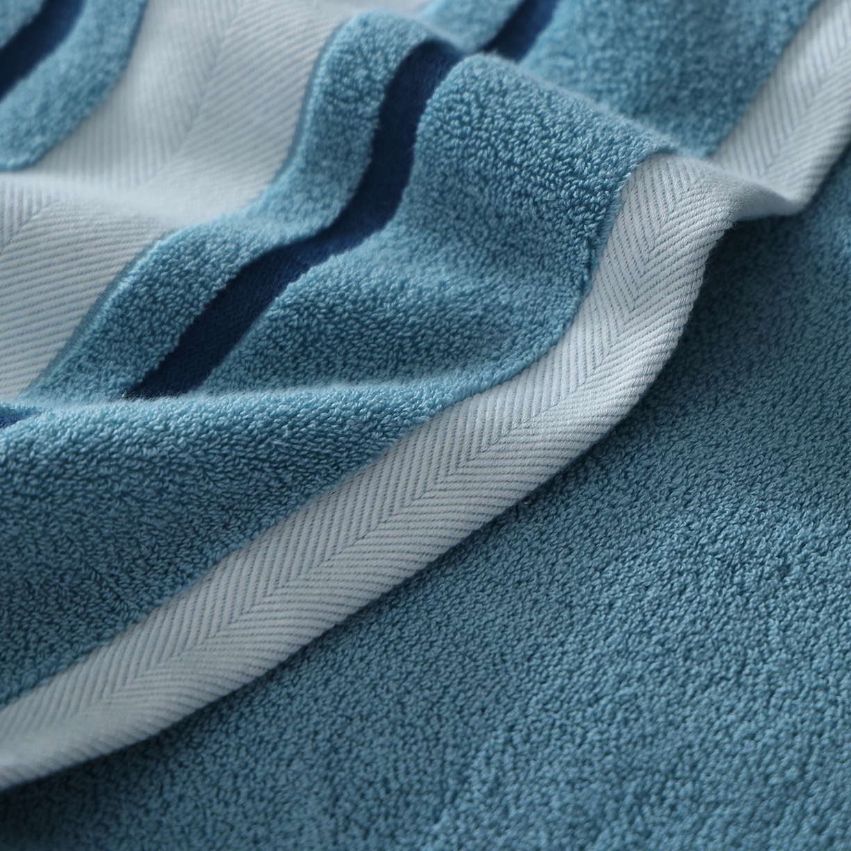 91家纺网 家纺一手货源 找家纺 朴尔家纺-毛巾被 2026新款素边全棉缎档加大加厚浴巾 静郁蓝 90*180cm