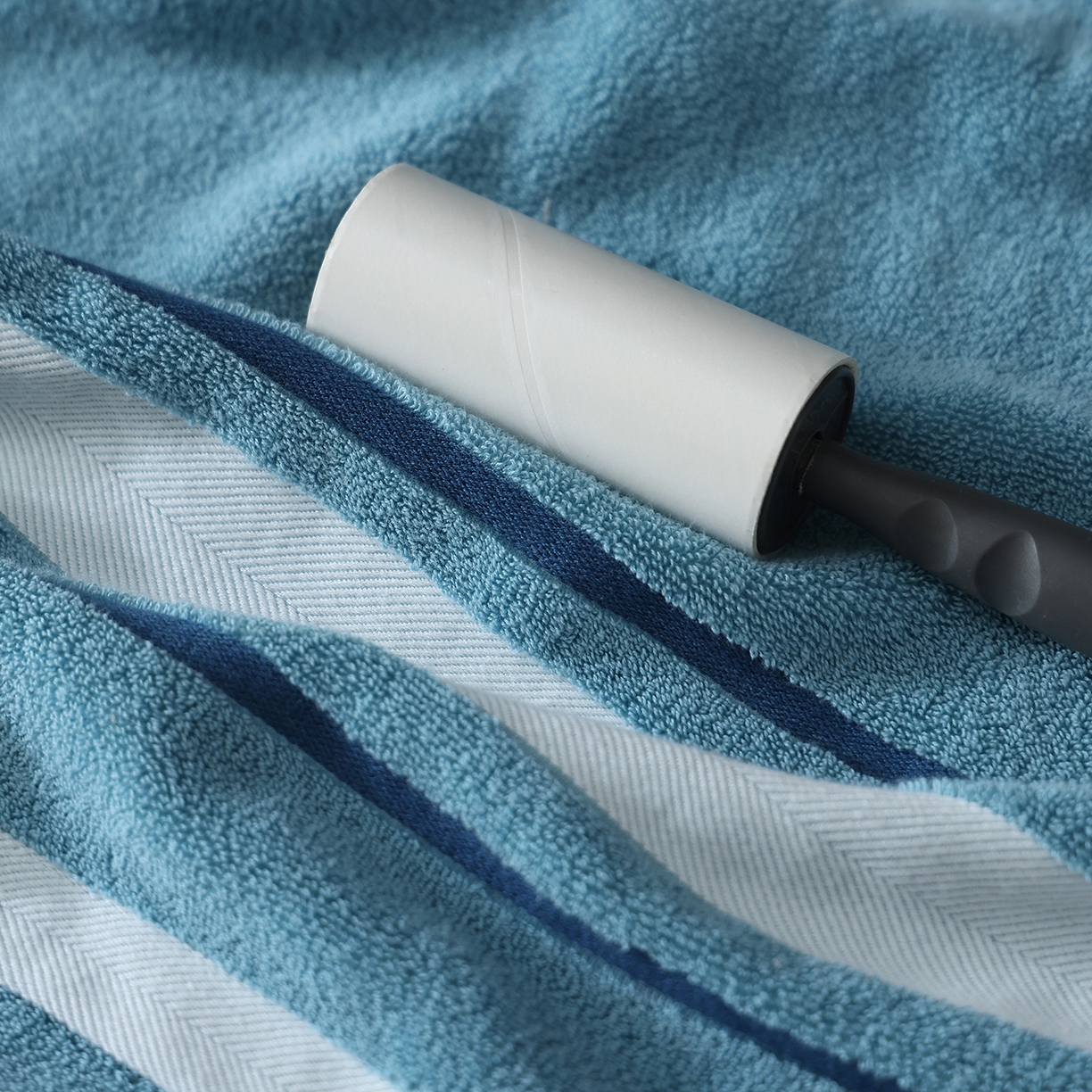 91家纺网 家纺一手货源 找家纺 朴尔家纺-毛巾被 2026新款素边全棉缎档加大加厚浴巾 静郁蓝 90*180cm