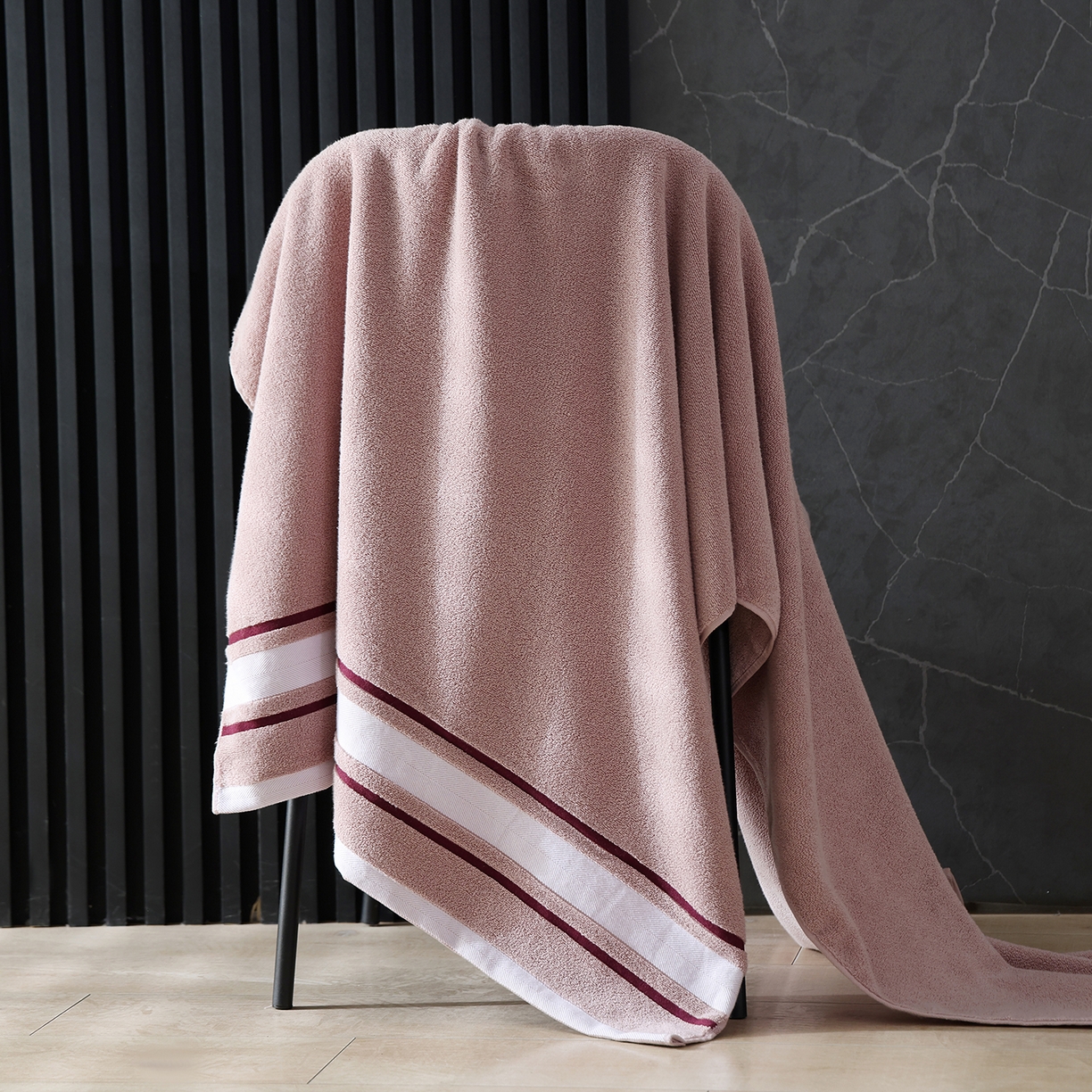 91家纺网 家纺一手货源 找家纺 朴尔家纺-毛巾被 2026新款素边全棉缎档加大加厚浴巾 轻豆粉 90*180cm