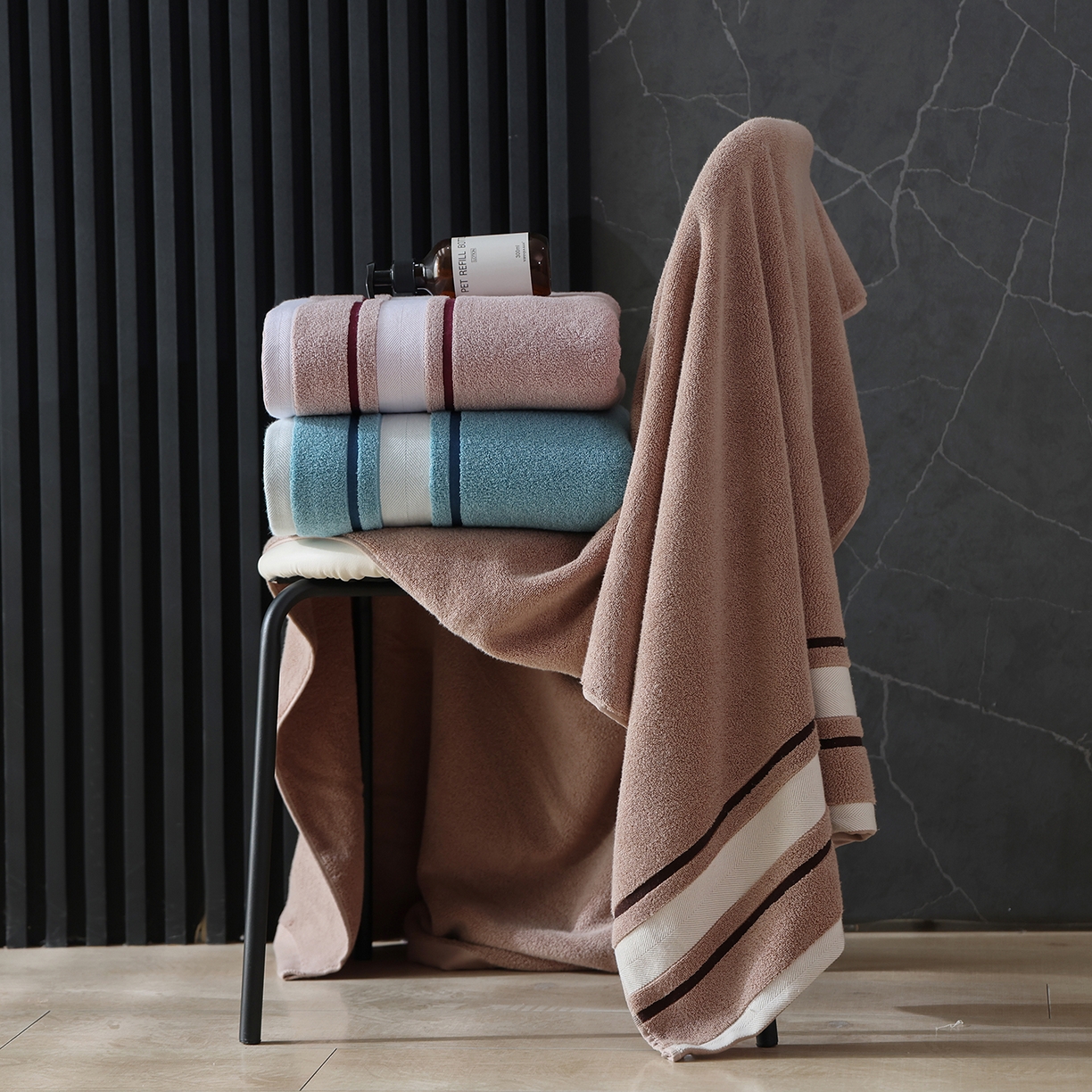 91家纺网 家纺一手货源 找家纺 朴尔家纺-毛巾被 2026新款素边全棉缎档加大加厚浴巾 组合图 90*180cm