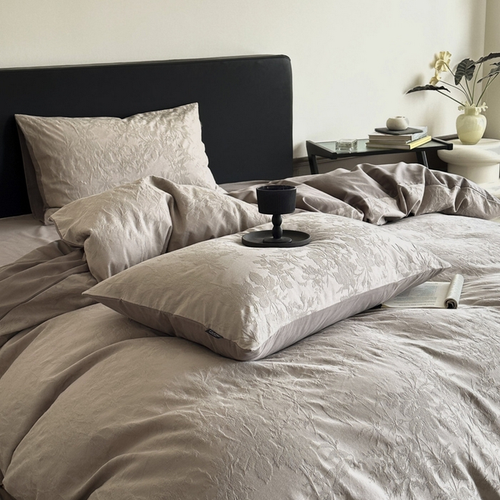 91家纺网 家纺一手货源 找家纺 宜代光年 2026新款全棉纯棉厚织提花单被套系列 暗香疏影-浅咖