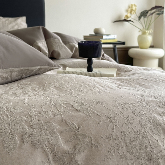 91家纺网 家纺一手货源 找家纺 宜代光年 2026新款全棉纯棉厚织提花单被套系列 暗香疏影-浅咖